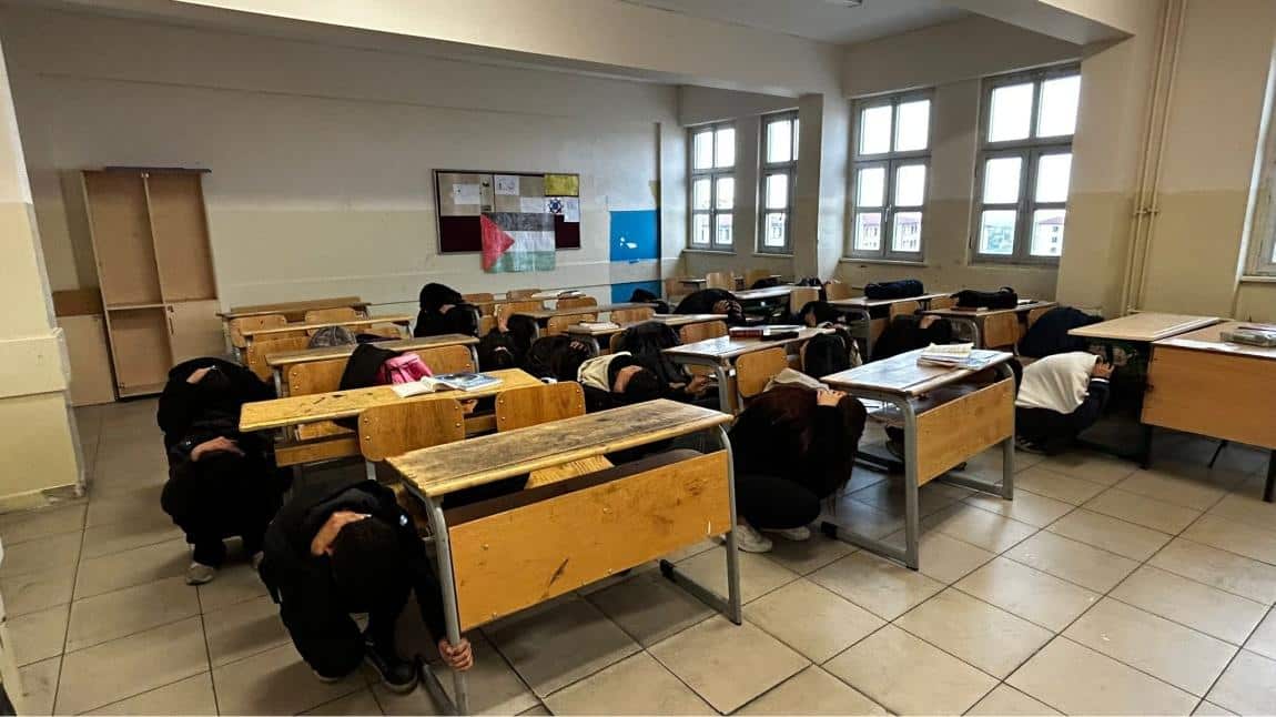 OKULUMUZDA DEPREM TATBİKATI YAPILDI